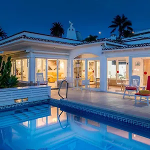 https://relaxing-villa-with-heated-pool-and-ocean-view.in-canary-islands.com